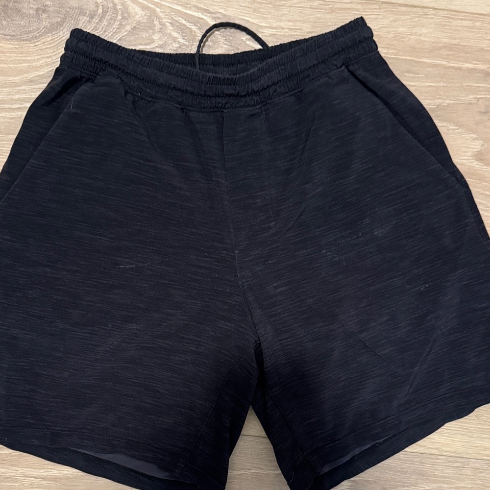 Men's Lululemon pace breaker 7” linerless short in heathered black/charcoal